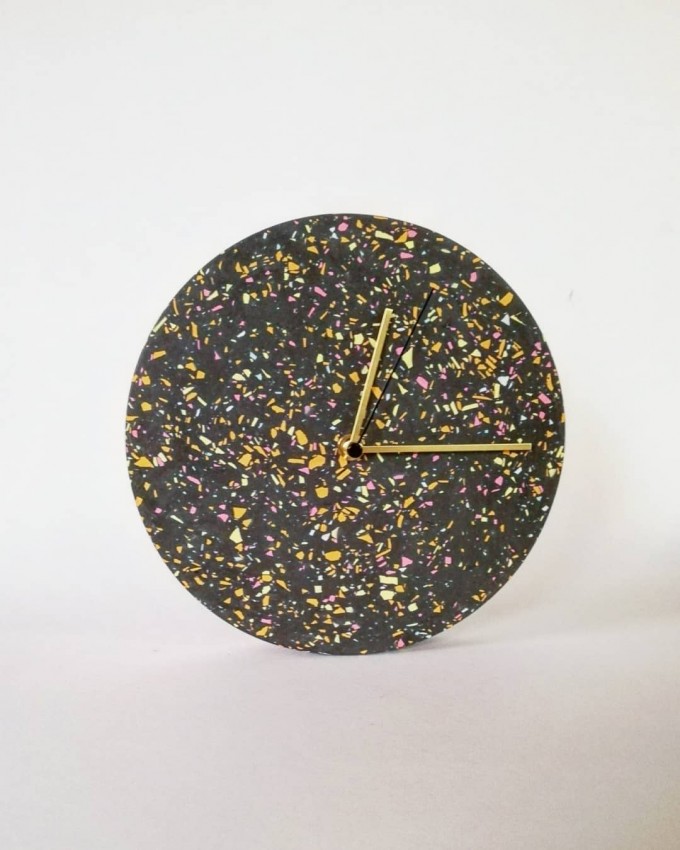 Terrazzo Wanduhr mit Uhrzeiger aus Messing / schwarz-mixte / objet vague