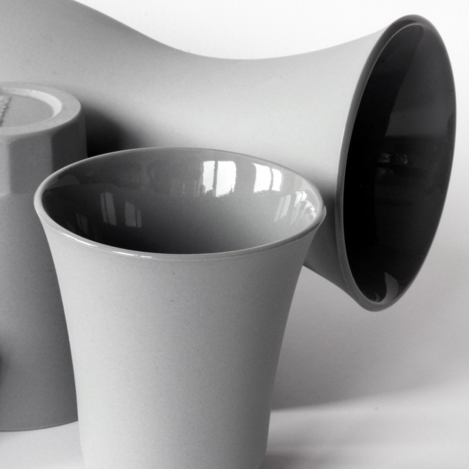 POSITANO Komplettes Set, Karaffe, Becher, Grau matt Porzellan by ORTOGONALE POSITANO Komplettes Set, Karaffe, Becher, Grau matt Porzellan by ORTOGONALE