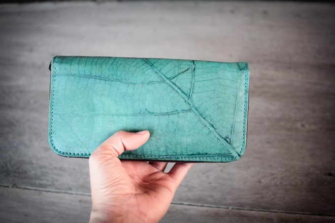 Portemonnaie aus recycelten Blättern / Nachhaltige vegane Brieftasche in türkis BY COPALA
