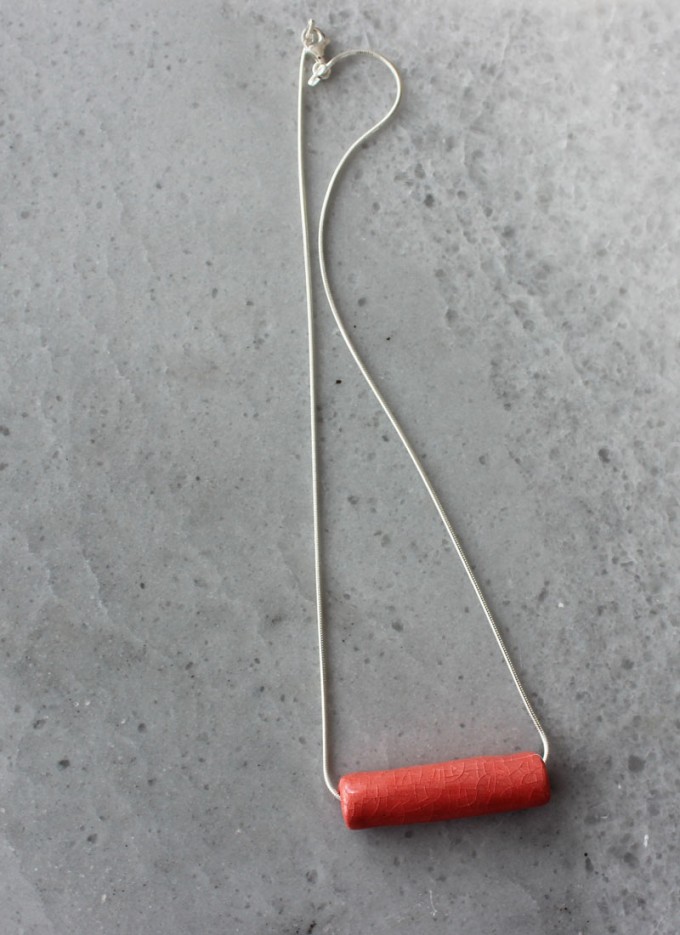 Skelini - Roter Porzellananhänger an einer Silberkette