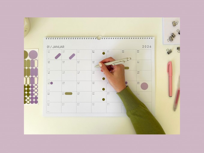 Kalender 2026 mit Aufklebern A4/A3 - SANS. Kalender 2026 mit Aufklebern A4/A3 - SANS.