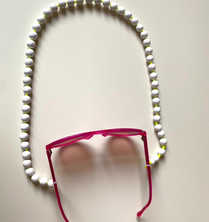 Minimalistische Brillenkette aus Holzperlen von not white studio.