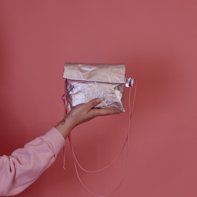 Pikto3000 Mini-Rolltop-Tasche – Silber mit rosa Details – Leichte Umhängetasche aus Tyvek® Pikto3000 Mini-Rolltop-Tasche – Silber mit rosa Details – Leichte Umhängetasche aus Tyvek®