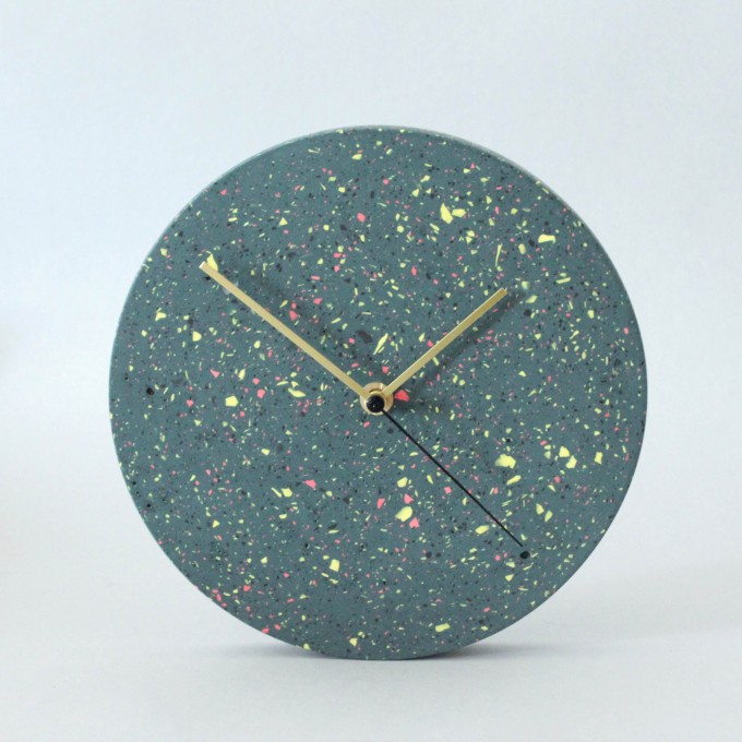 Terrazzo Wanduhr mit Uhrzeiger aus Messing / objet vague Terrazzo Wanduhr mit Uhrzeiger aus Messing / objet vague