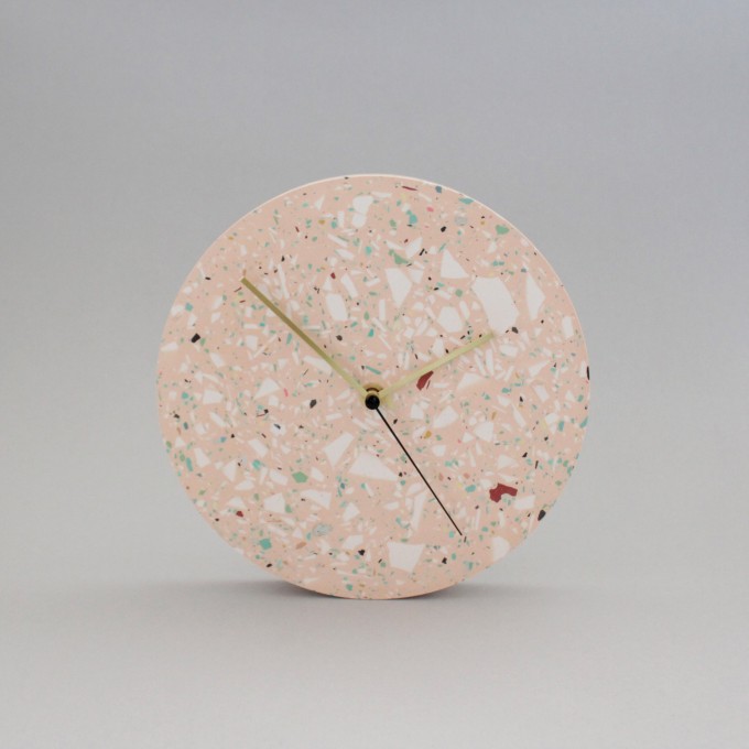 Terrazzo Wanduhr mit Uhrzeiger aus Messing / Skin / objet vague Terrazzo Wanduhr mit Uhrzeiger aus Messing / Skin / objet vague