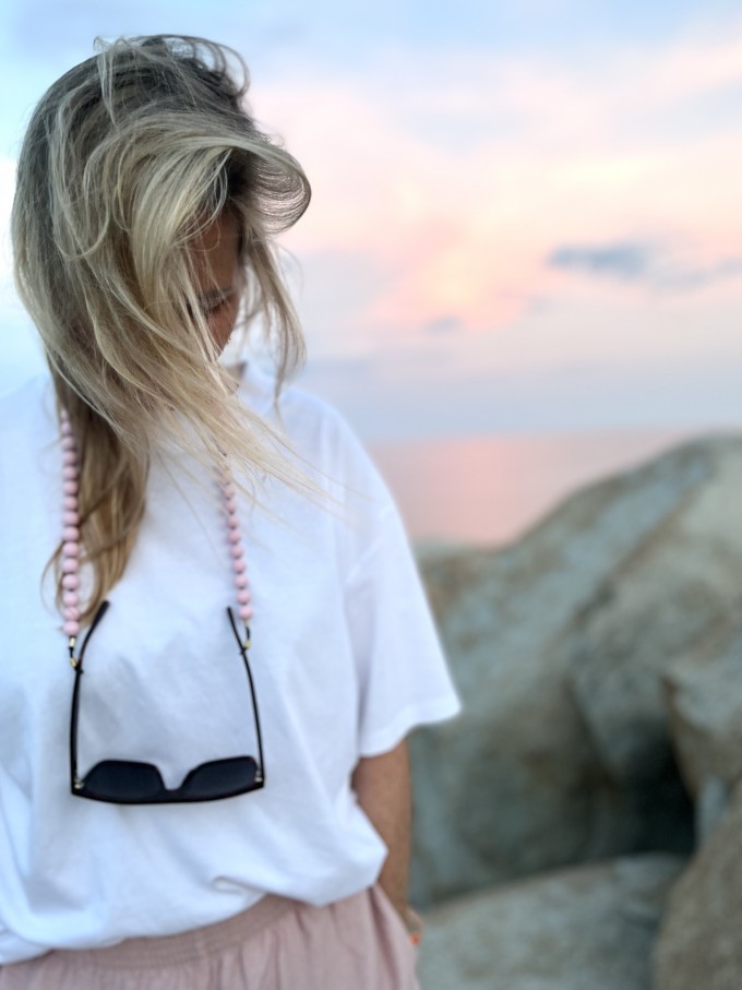 Minimalistische Brillenkette - Kette aus Holzperlen von not white studio.