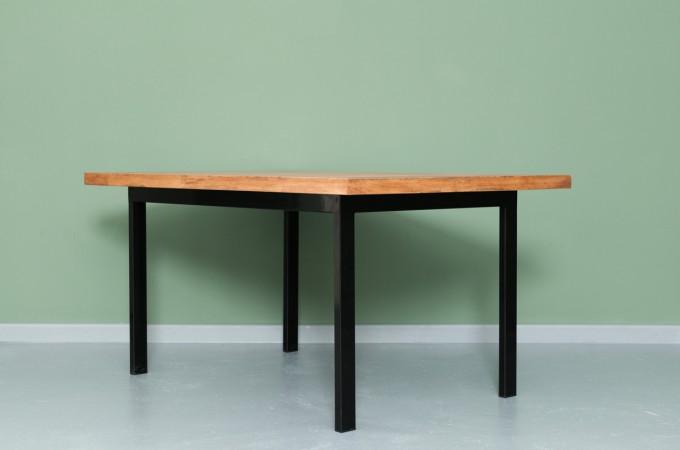Upcycling Esstisch aus recyceltem Massivholz & Eisen | ONDERBANKEN Upcycling Esstisch aus recyceltem Massivholz & Eisen | ONDERBANKEN