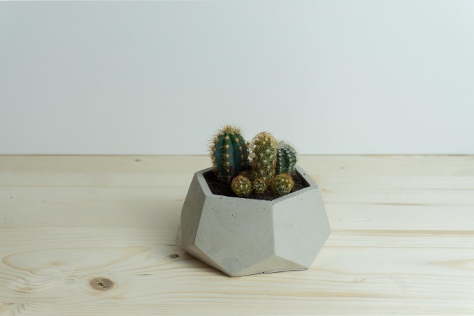 Klunkergrau Interior | Polygonaler Übertopf / Behälter aus Beton Klunkergrau Interior | Polygonaler Übertopf / Behälter aus Beton