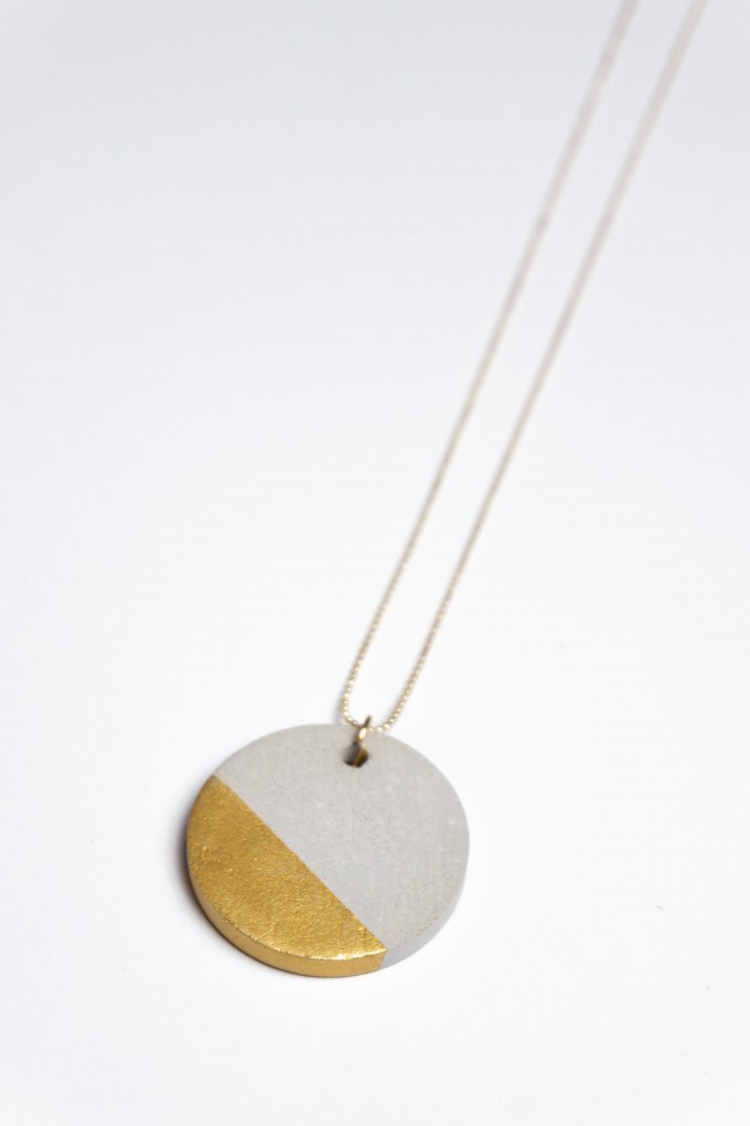 Klunkergrau Betonschmuck | Heller Vollmond aus Beton Klunkergrau Betonschmuck | Heller Vollmond aus Beton