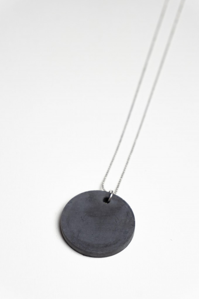 Klunkergrau Betonschmuck | Dunkler Vollmond aus Beton Klunkergrau Betonschmuck | Dunkler Vollmond aus Beton