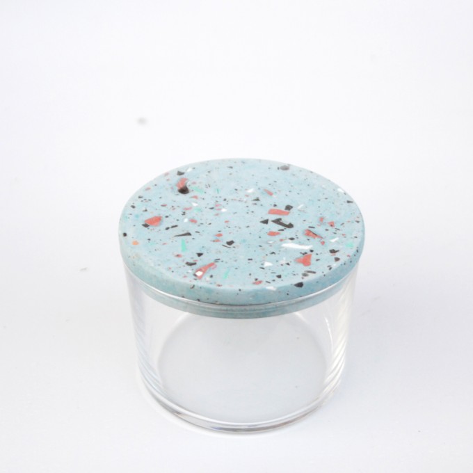 VLO design / Terrazzo Kleines Glas mit blauem Deckel VLO design / Terrazzo Kleines Glas mit blauem Deckel
