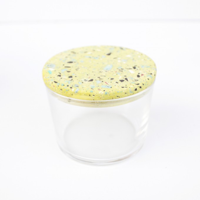 VLO design / Terrazzo Kleines Glas mit gelbem Deckel
VLO design / Terrazzo Kleines Glas mit gelbem Deckel