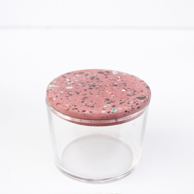 VLO design / Terrazzo Kleines Glas mit rotem Deckel VLO design / Terrazzo Kleines Glas mit rotem Deckel