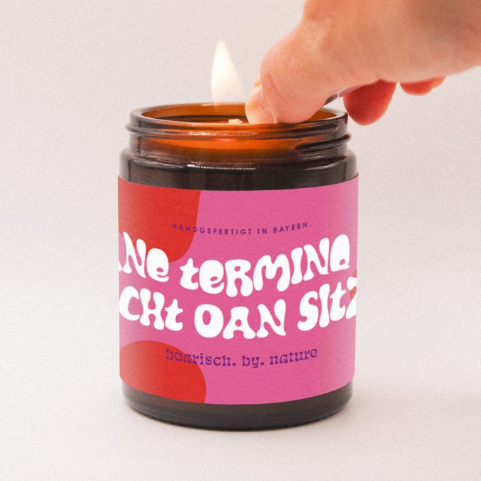 Koane Termine und leicht oan sitzen  | Bayerische Duftkerze | 180ml Rapswachs Zedernholz | boarisch. by. nature
