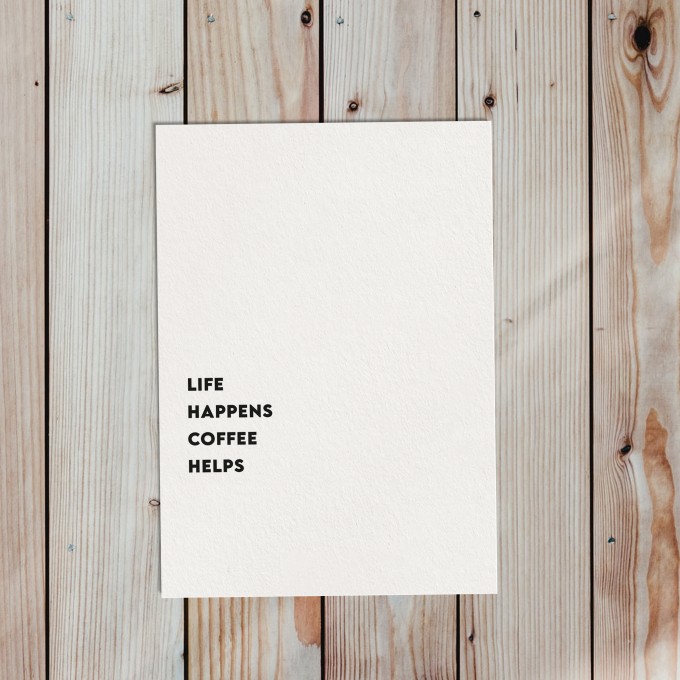 Love is the new black - Postkarte "Life happens"