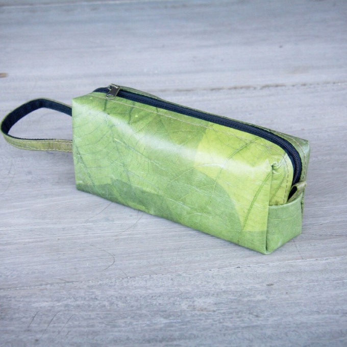 Kosmetik-Tasche / Federmappe aus Blättern in grün BY COPALA