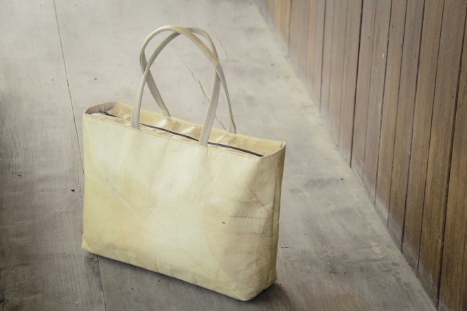Shopper mit Zipper, Tasche aus laminierten Blättern, handgefertigt und vegan BY COPALA Shopper mit Zipper, Tasche aus laminierten Blättern, handgefertigt und vegan BY COPALA