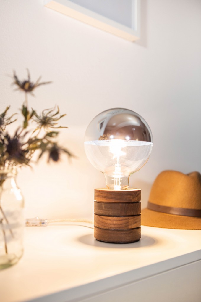 Lichtliebe – Tischleuchte Fafoo in Nussbaum mit stylischer Edison Mirror LED Kopfspiegellampe und nur 5 Watt Lichtliebe – Tischleuchte Fafoo in Nussbaum mit stylischer Edison Mirror LED Kopfspiegellampe und nur 5 Watt