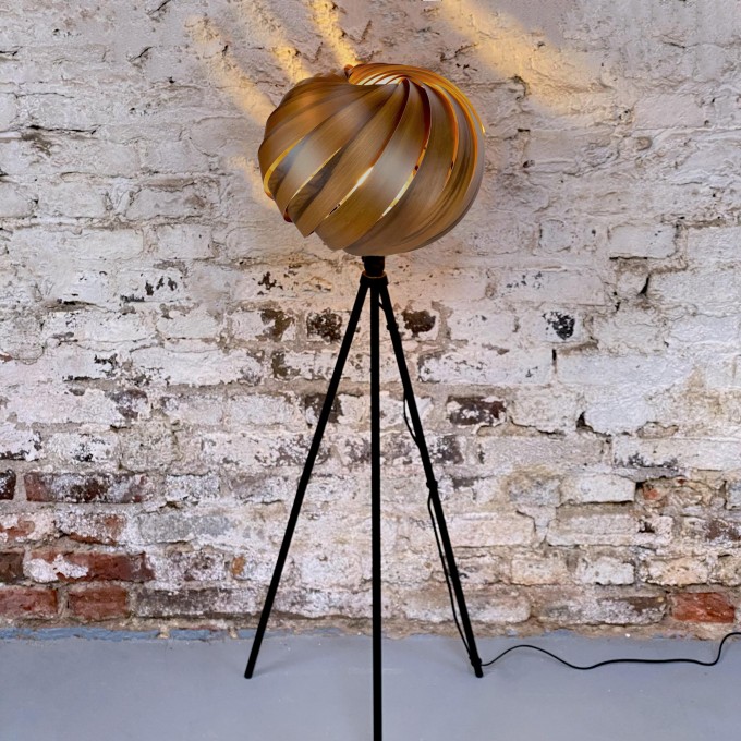 Gofurnit Tripod-Stehleuchte - Kollektion 'Mela' aus geräuchertem Nussbaum Gofurnit Tripod-Stehleuchte - Kollektion 'Mela' aus geräuchertem Nussbaum