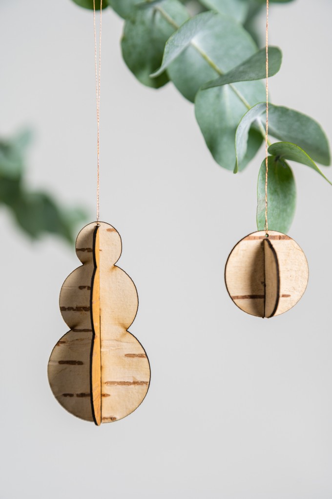 MOYA Weihnachtsanhänger aus Birkenrinde - Motiv Schneemann MOYA Weihnachtsanhänger aus Birkenrinde - Motiv Schneemann