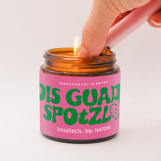 Ois guade Spotzl | Bayerische Spruchkerze Geburtstag | 120ml Rapswachs Zedernholz | boarisch. by. nature