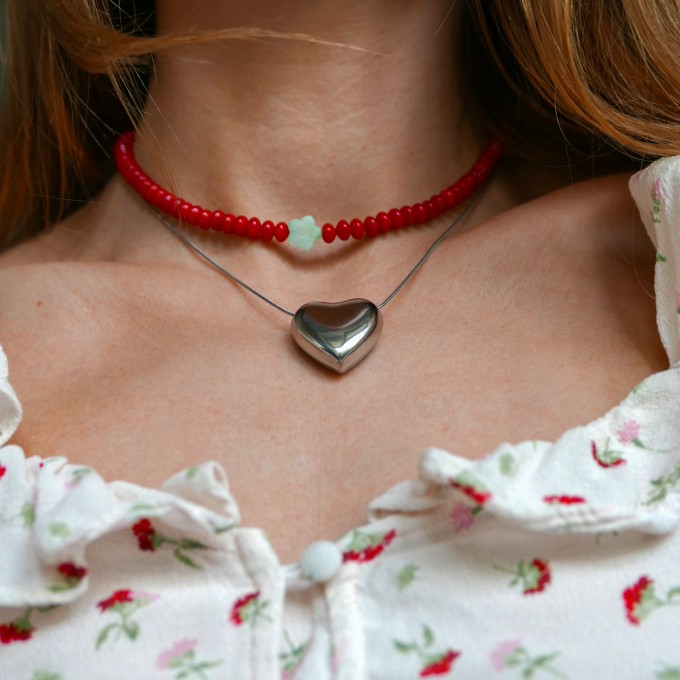 »Blumengarten« – Kette aus roten Edelsteinen und zweierlei Blüten: eine schimmernde Perlmuttblume in der Mitte und eine blaue Glasblüte an der Seite von pinapina »Blumengarten« – Kette aus roten Edelsteinen und zweierlei Blüten: eine schimmernde Perlmuttblume in der Mitte und eine blaue Glasblüte an der Seite von pinapina