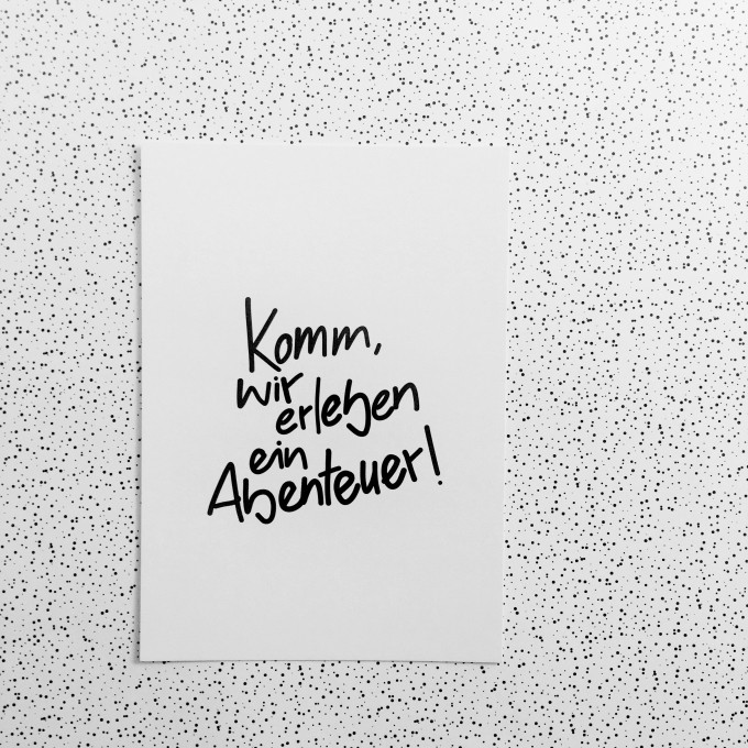 Love is the new black - Postkarte - Komm, wir erleben ein Abenteuer
