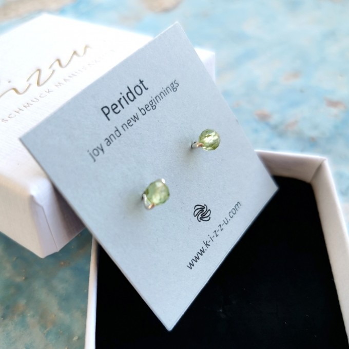 Feine Peridot-Ohrstecker • Sterling Silber / Gold Filled / Roségold • Handgefertigtes Design mit Bedeutung • Joy & New Beginnings • Geschenk zu Weihnachten