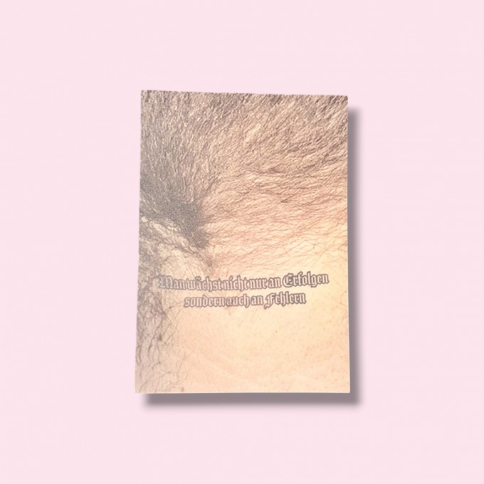 MAN WÄCHST NICHT NUR AN ERFOLGEN Tattoo Postcard - The Propcorner