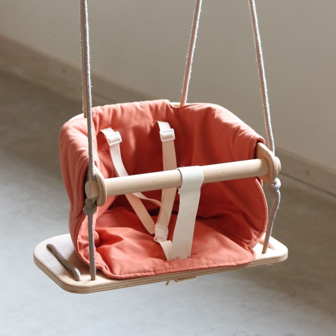 Nido: Mitwachsende Schaukel "Flip" in Terrakotta mit beigefarbenen Seilen