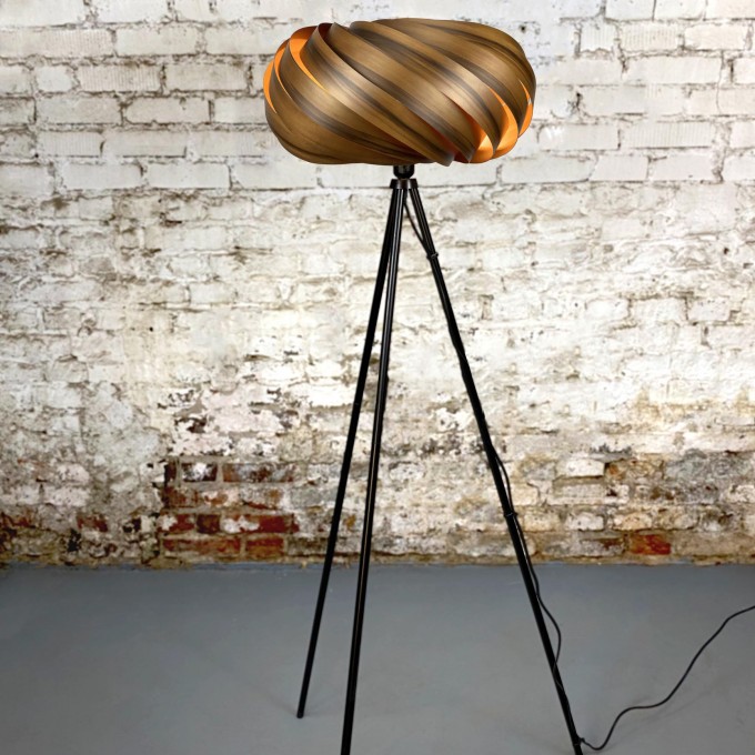 Gofurnit Tripod-Stehleuchte - Kollektion 'Quiescenta' aus geräuchertem Nussbaum
Gofurnit Tripod-Stehleuchte - Kollektion 'Quiescenta' aus geräuchertem Nussbaum