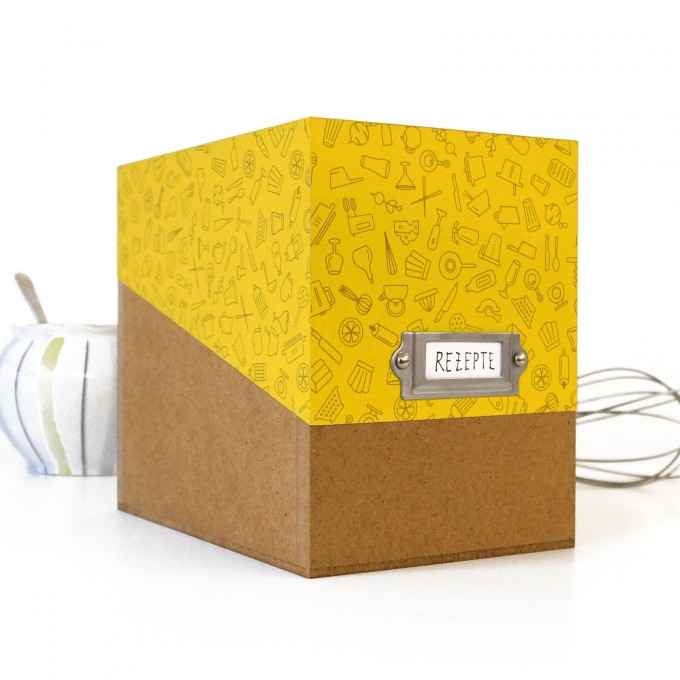 sperlingB – Rezeptbox, gelbes Muster, Karteikartenbox für Rezepte, mit Metallschild sperlingB – Rezeptbox, gelbes Muster, Karteikartenbox für Rezepte, mit Metallschild
