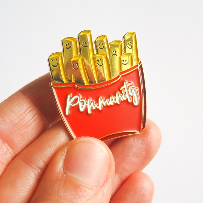 Martina Olonschek | goldiger Pommes Pin "Pommunity" Martina Olonschek | goldiger Pommes Pin "Pommunity"