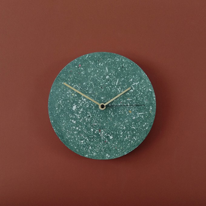 Terrazzo Wanduhr mit Uhrzeiger aus Messing, grün – VLO design Terrazzo Wanduhr mit Uhrzeiger aus Messing, grün – VLO design