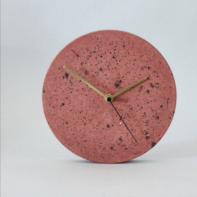 Terrazzo Wanduhr mit Uhrzeiger aus Messing / objet vague Terrazzo Wanduhr mit Uhrzeiger aus Messing / objet vague