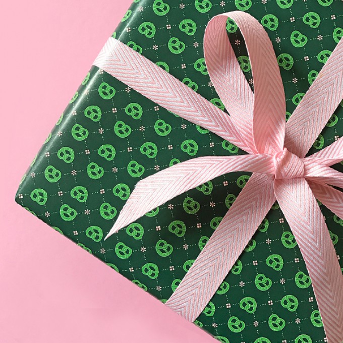 HEIMATFORMAT Geschenkpapier BREZEN waldgrün // inkl. Versand HEIMATFORMAT Geschenkpapier BREZEN waldgrün // inkl. Versand