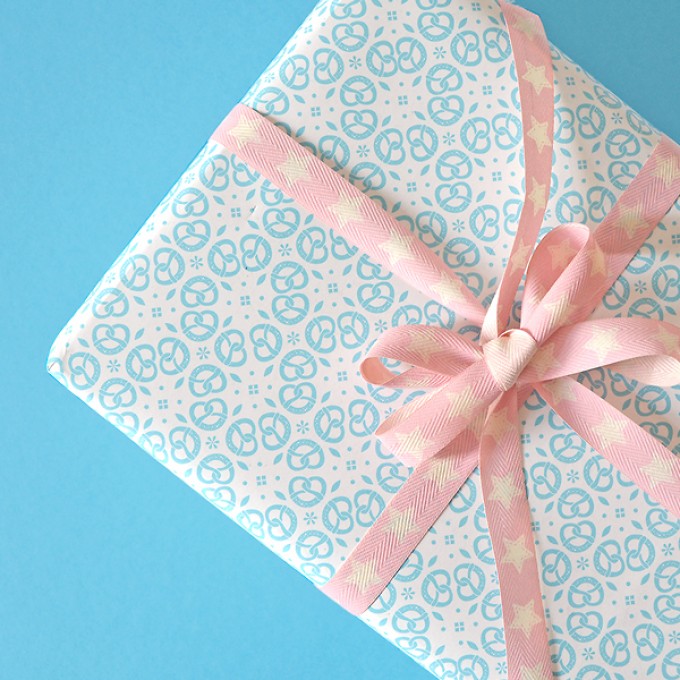 HEIMATFORMAT Geschenkpapier BREZEN Ornament blau // inkl. Versand HEIMATFORMAT Geschenkpapier BREZEN Ornament blau // inkl. Versand