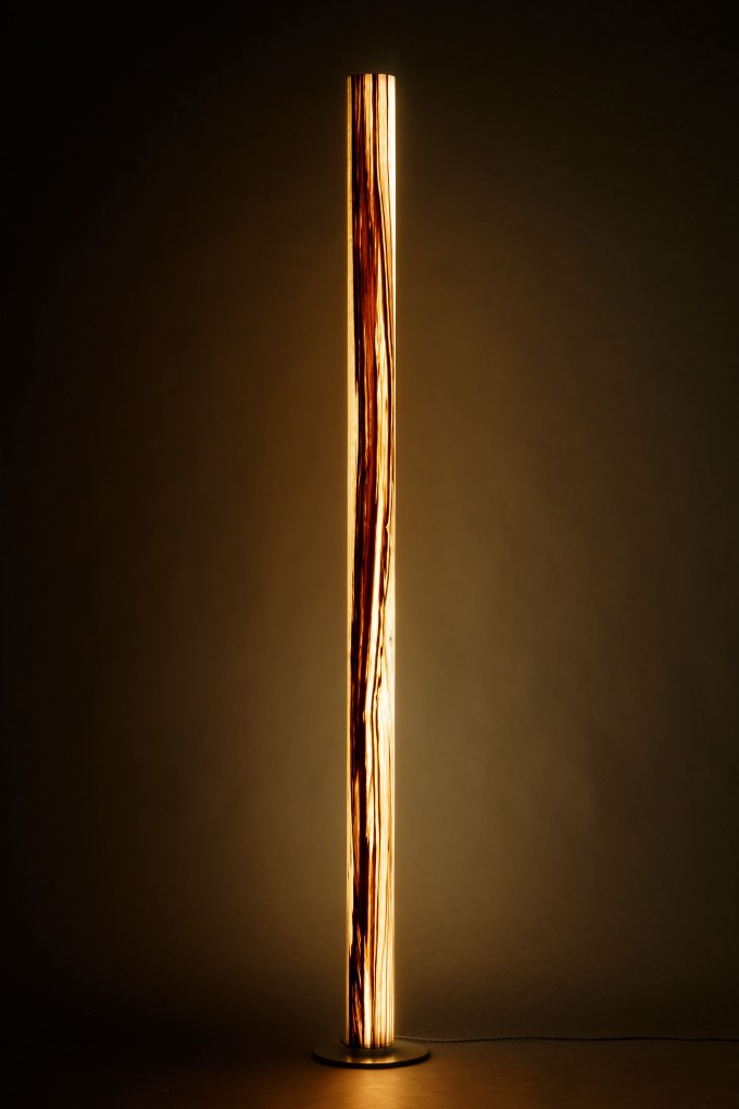 Stehleuchte TRUNK aus Echtholzfurnier 'Satin Nussbaum - geflammt' (175cm u. 205cm) Stehleuchte TRUNK aus Echtholzfurnier 'Satin Nussbaum - geflammt' (175cm u. 205cm)
