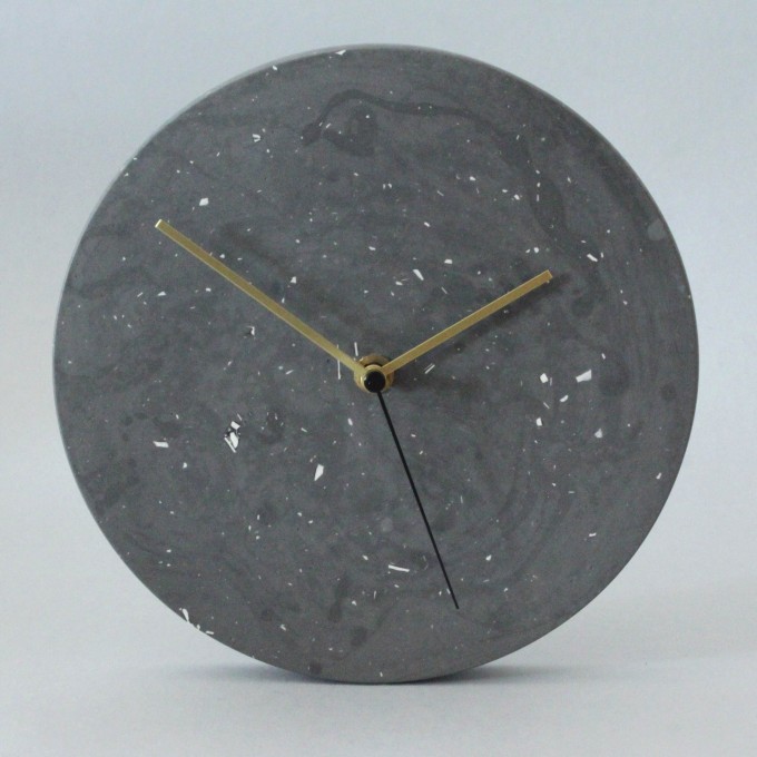 Terrazzo Wanduhr mit Uhrzeiger aus Messing / objet vague Terrazzo Wanduhr mit Uhrzeiger aus Messing / objet vague