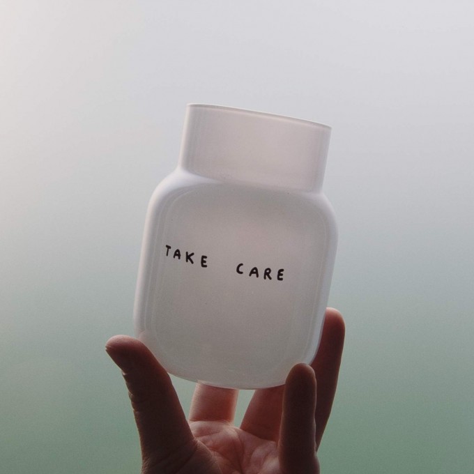 TAKE CARE Vase - WEISS – Johanna Schwarzer TAKE CARE Vase - WEISS – Johanna Schwarzer