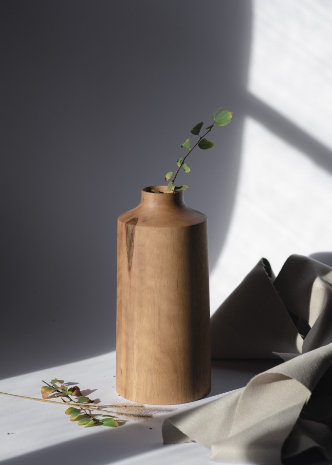 Handgedrechselte Vase VA009 aus Nussbaum – Studio Fiatal