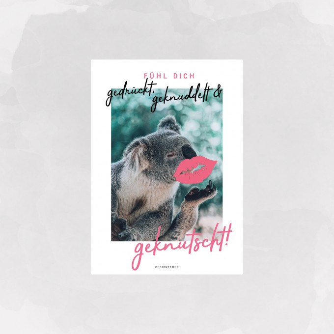 designfeder | Postkarte Fühl dich gedrückt, geknuddelt und geknutscht (Koala) designfeder | Postkarte Fühl dich gedrückt, geknuddelt und geknutscht (Koala)