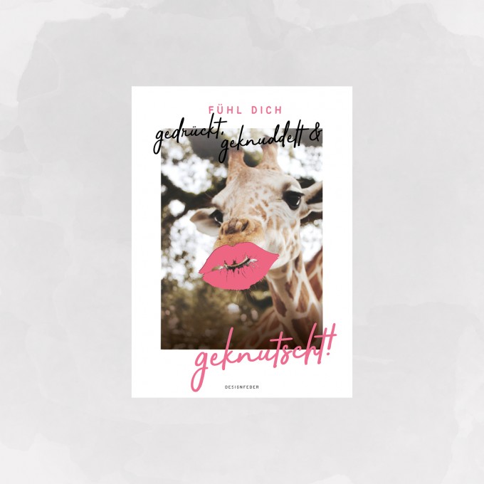 designfeder | Postkarte Fühl dich gedrückt, geknuddelt und geknutscht (Giraffe) designfeder | Postkarte Fühl dich gedrückt, geknuddelt und geknutscht (Giraffe)
