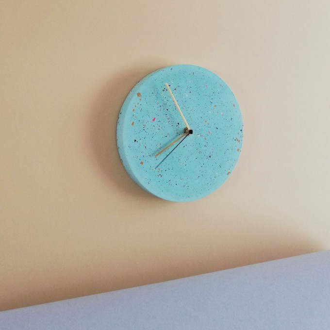 Terrazzo Wanduhr mit Uhrzeiger aus Messing, Türkis / objet vague Terrazzo Wanduhr mit Uhrzeiger aus Messing, Türkis / objet vague