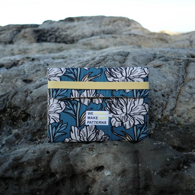We Make Patterns - Laptop Bag Flower - Blue We Make Patterns - Laptop Bag Flower - Blue