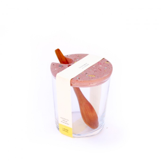 VLO design / Terrazzo Großes Glas mit Holzlöffel & rotem Deckel
VLO design / Terrazzo Großes Glas mit Holzlöffel & rotem Deckel