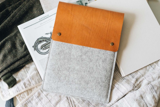 band&roll – Hülle aus Leder und Wollfilz für iPad Pro 11 Zoll, "Courier", mit Liebe kreiert in unserem Familienstudio in Berlin band&roll – Hülle aus Leder und Wollfilz für iPad Pro 11 Zoll, "Courier", mit Liebe kreiert in unserem Familienstudio in Berlin
