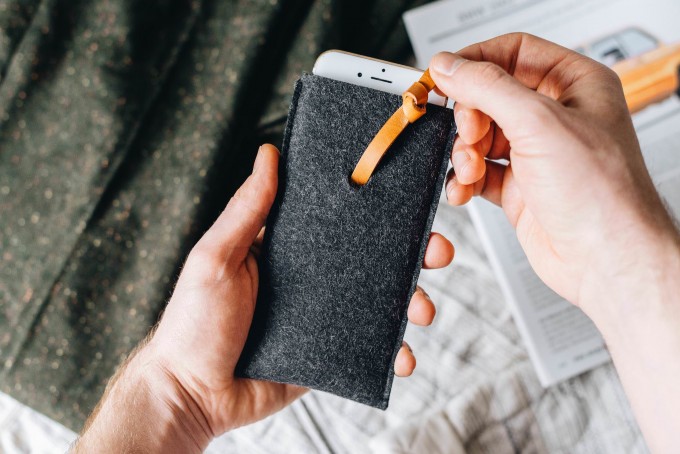 band&roll – Hülle für iPhone XS aus Leder und Wollfilz "KNOT", mit Liebe kreiert in unserem Familienstudio in Berlin band&roll – Hülle für iPhone XS aus Leder und Wollfilz "KNOT", mit Liebe kreiert in unserem Familienstudio in Berlin