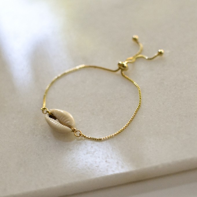 Gudbling // Vergoldetes Armband mit Kauri Muschel Gudbling // Vergoldetes Armband mit Kauri Muschel