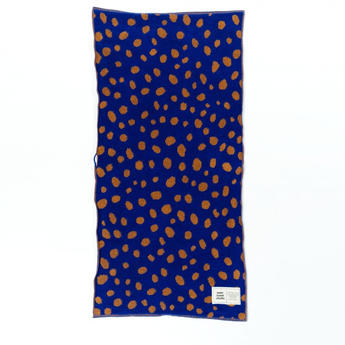 Towel.Studio | Pebbles Handtuch | Azure & Chestnut